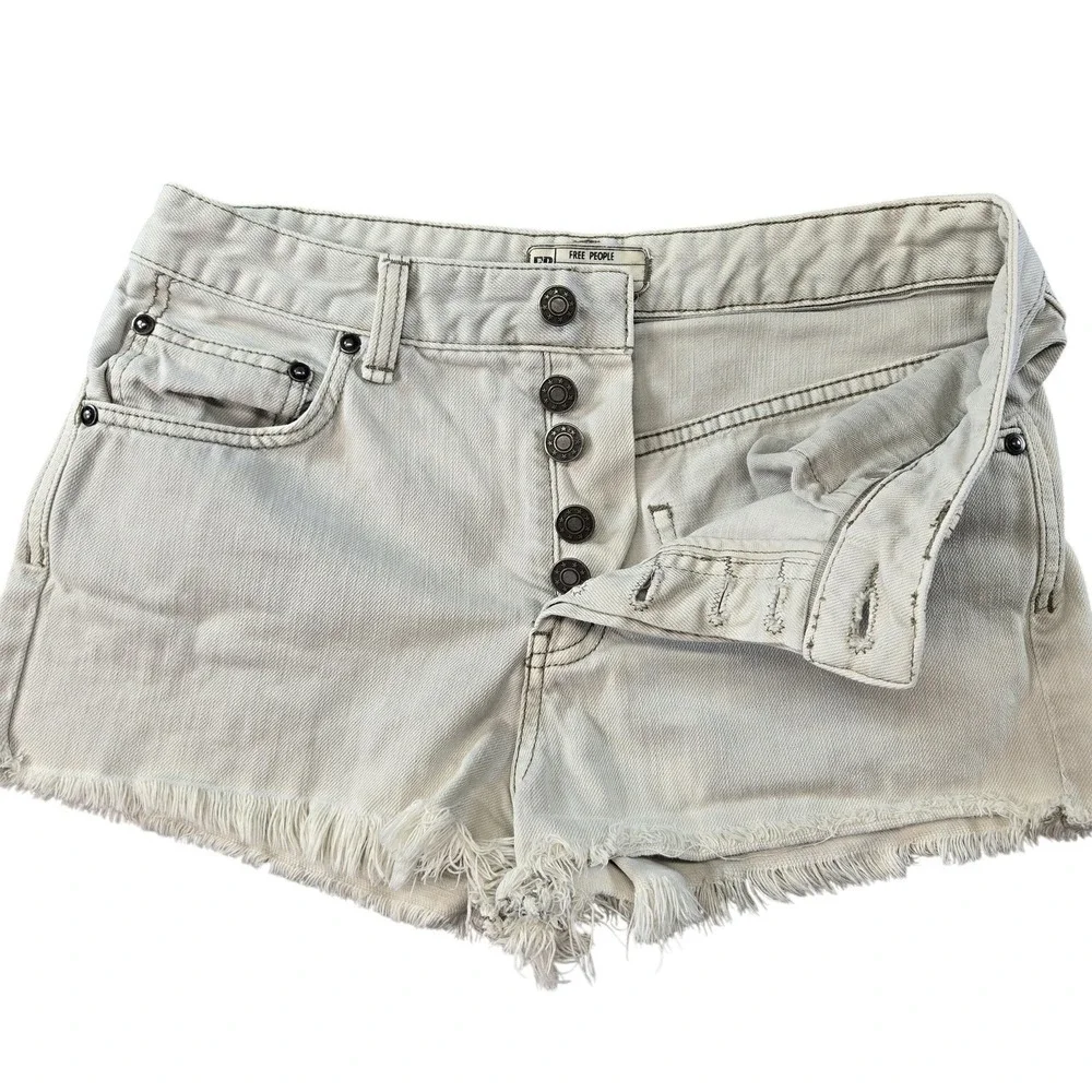 Free People‎ Shorts Womens 27 White Cut-Off Frayed Hem Pockets 2.5 Inseam Denim